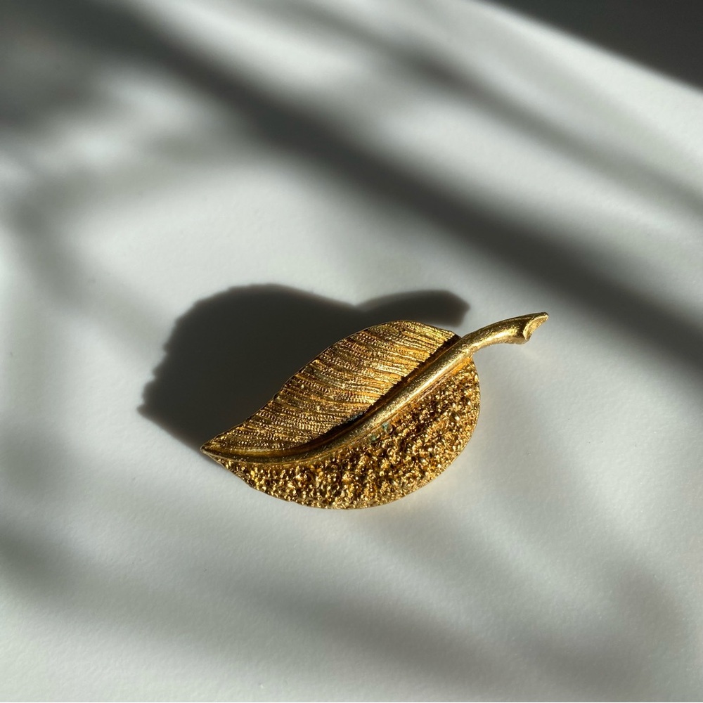 Vintage Gold Tone Leaf Brooch Pin Retro 70s 80s Jewelry Eclectic Mid-Century
